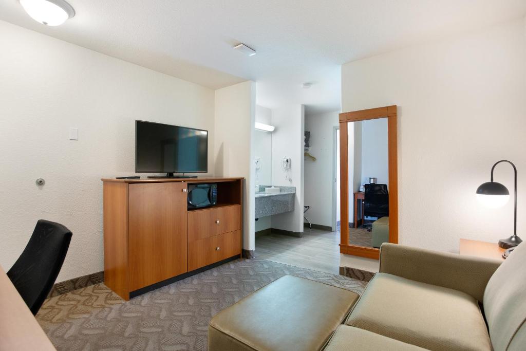 Super 8 by Wyndham Calgary Shawnessy Area - Resim 9