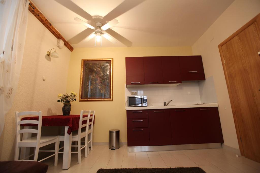 Kuchyňa alebo kuchynka v ubytovaní Tragurium & Salona Apartments