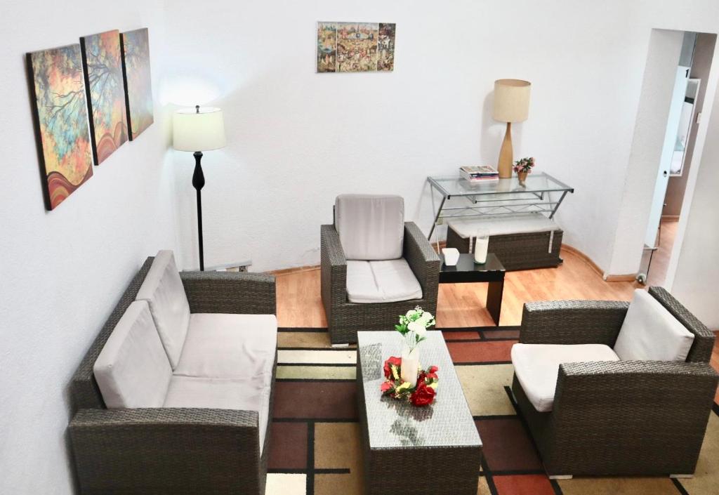 Χώρος καθιστικού στο Habitación para 8 personas en Polanco Literas