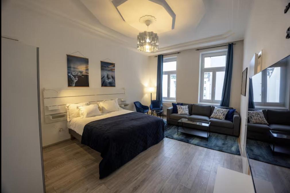 En eller flere senge i et værelse på Sapphire Suite