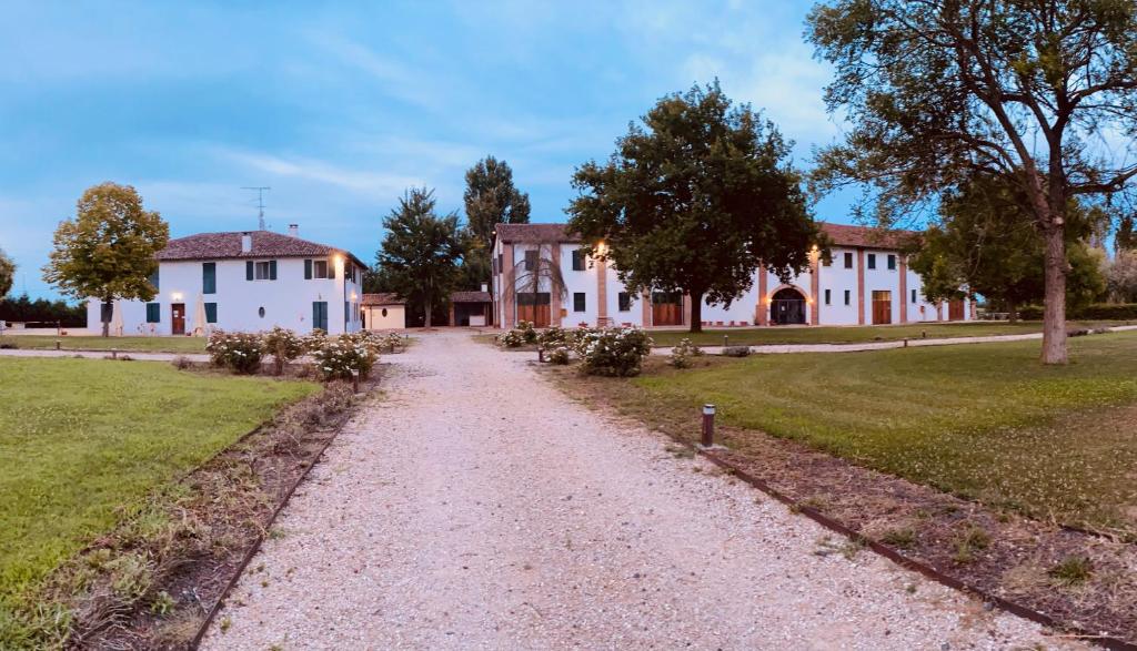 a dirt road in front of a house at Agriturismo La Bisa in Trecenta