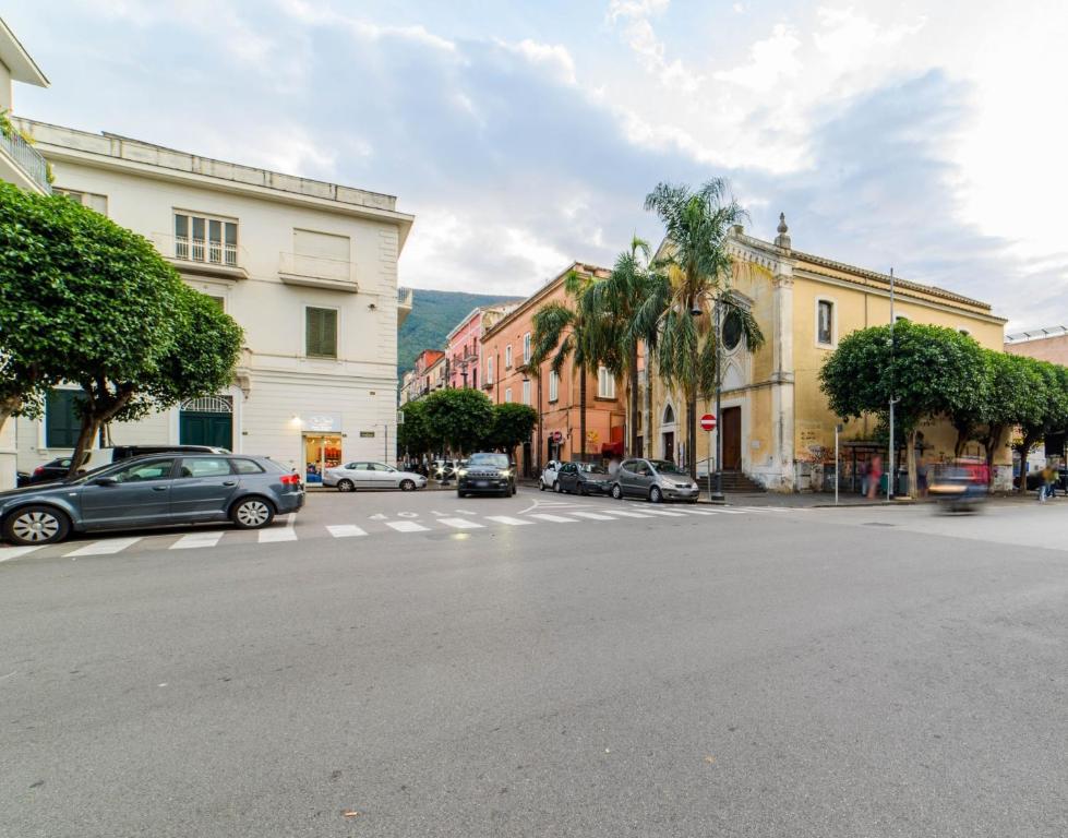 ノチェーラ・インフェリオーレにあるCome a Casa luxury roomsの路上に車が駐車されている街路