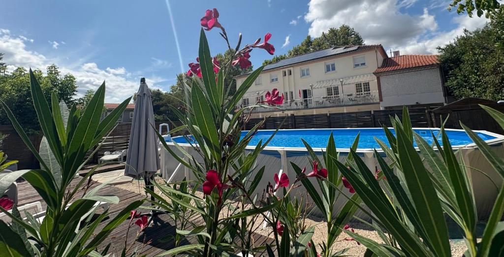 - une vue sur une maison et une piscine dans l'établissement Auberge de Lamagistere, à Lamagistère