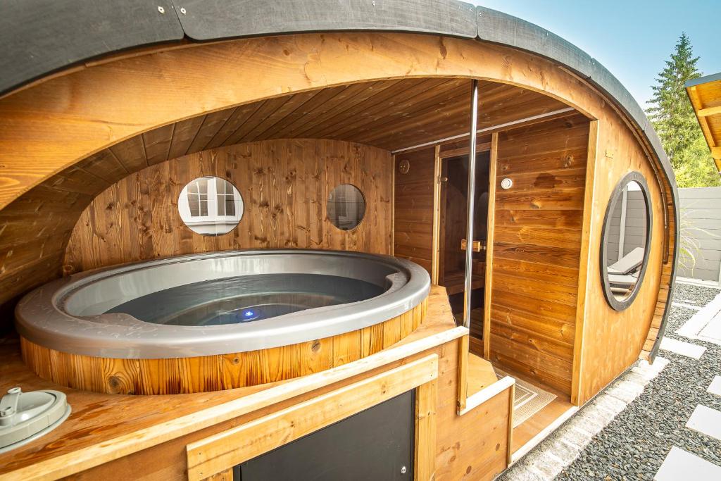 a large hot tub in a wooden house at Ferienbahnhof Fichtental Bahnhofs-Lodge in Prackenbach