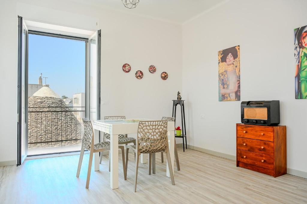une salle à manger avec une table et des chaises et une fenêtre dans l'établissement Il Rifugio di Eva, à Alberobello