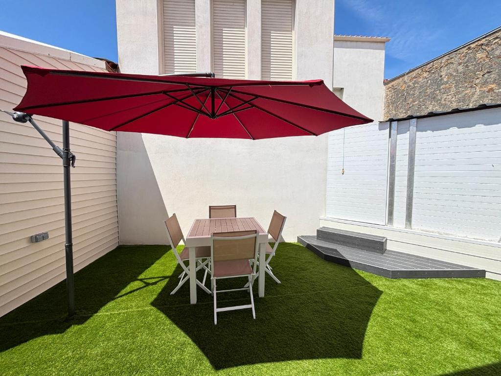 Patio nebo venkovní prostory v ubytování Maison rénovée 4 pers – Cour fermée et parking - FR-1-197-632