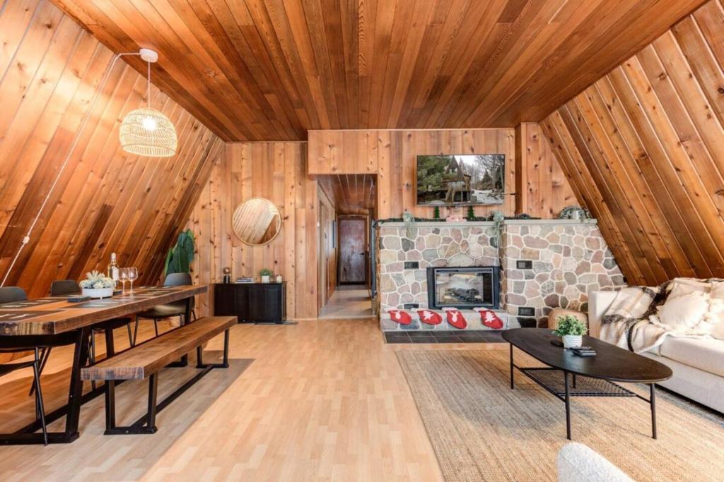 Χώρος καθιστικού στο Rustic A-Frame with Hot Tub Fire pit Pool Table