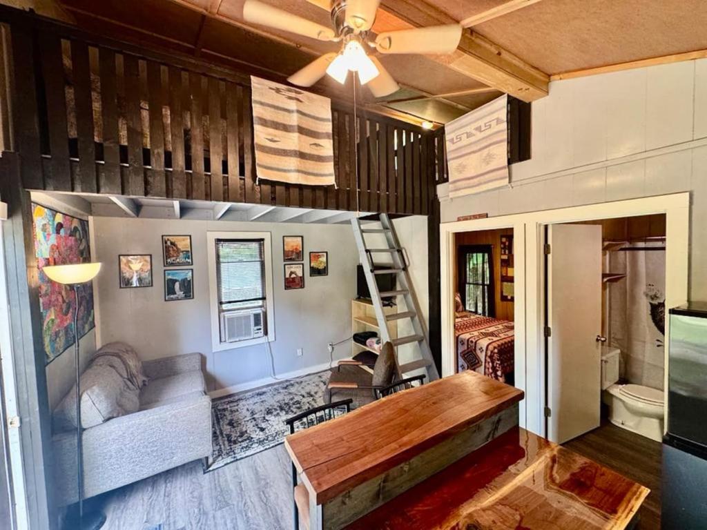 Gallery image of The Holler Cabin in Eureka Springs