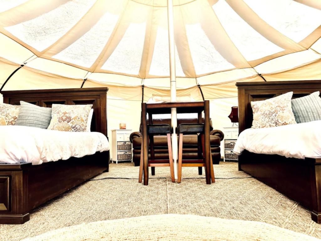Postel nebo postele na pokoji v ubytování Mountain View Yurt and Breakfast S
