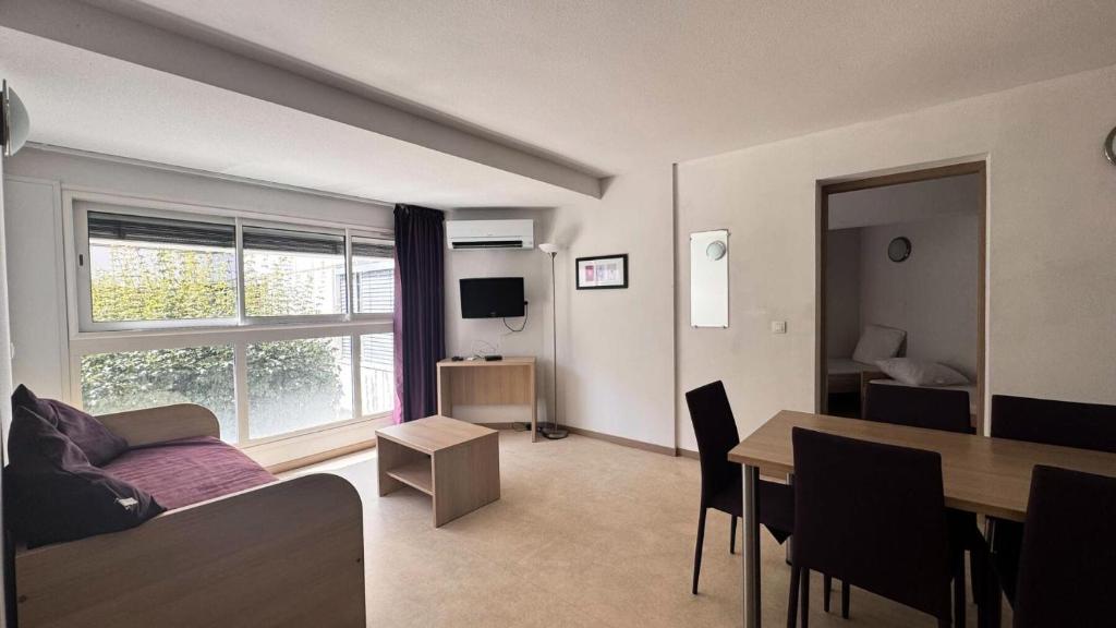 un soggiorno con tavolo e sala da pranzo di Résidence Balcon Du Canigou - T3 dans la résidence Les Balcons du Canigou MAE-1123 a Vernet-les-Bains