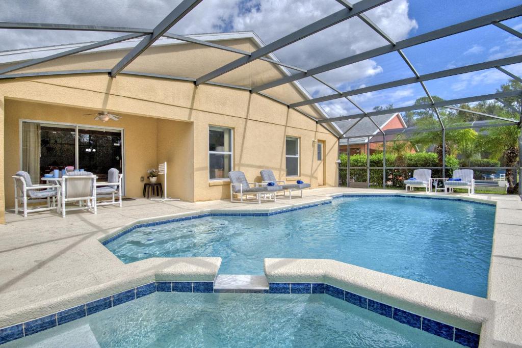 Πισίνα στο ή κοντά στο 426 - Beautiful 4 Bed Lake View Villa with South Facing Pool, Spa and Deck