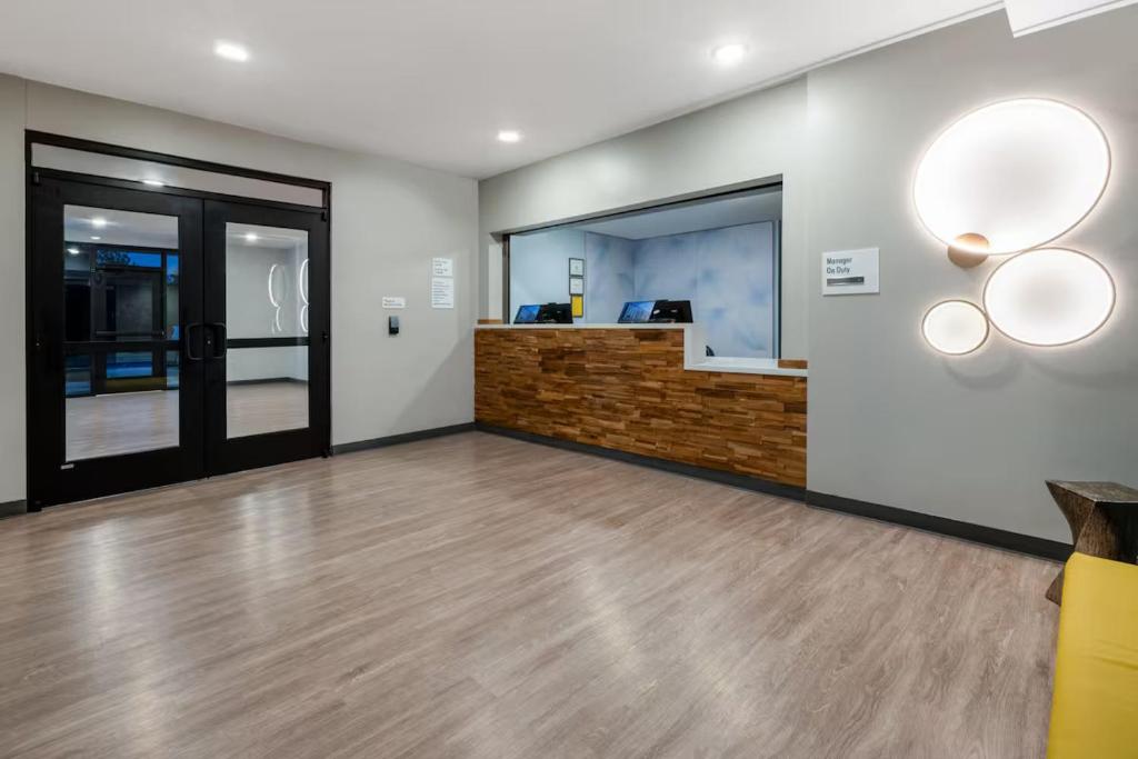 Ο χώρος του λόμπι ή της ρεσεψιόν στο ECHO Suites Extended Stay by Wyndham Phoenix-Peoria/Glendale