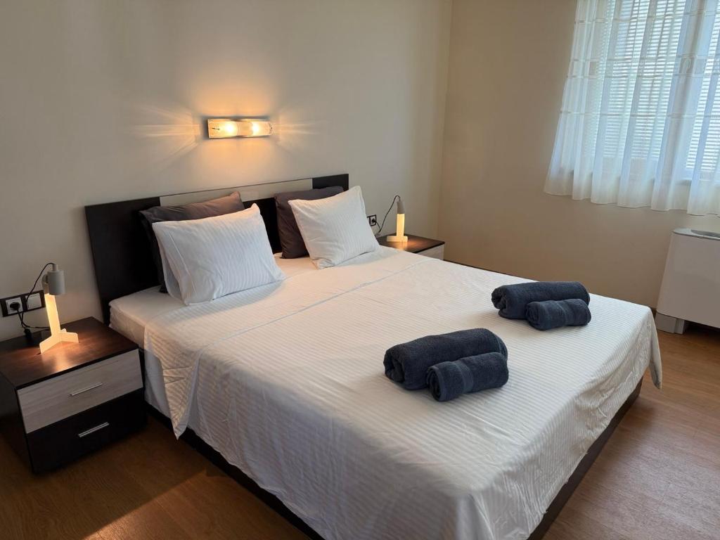 2 toallas en una cama en un dormitorio en Апартамент Созополски Залез, en Sozopol