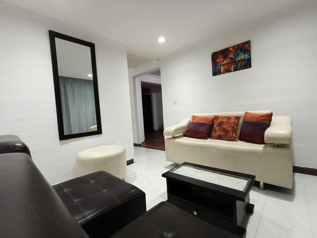 a living room with a couch and a chair at Casa Belmonte Pereira, Amplia, con Garaje y cerca a ExpoFuturo in Estación El Salto