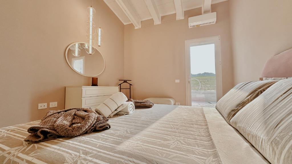 Un dormitorio con una cama grande con espejo. en Appartamento VerdeVigna, en Rignano sullʼArno