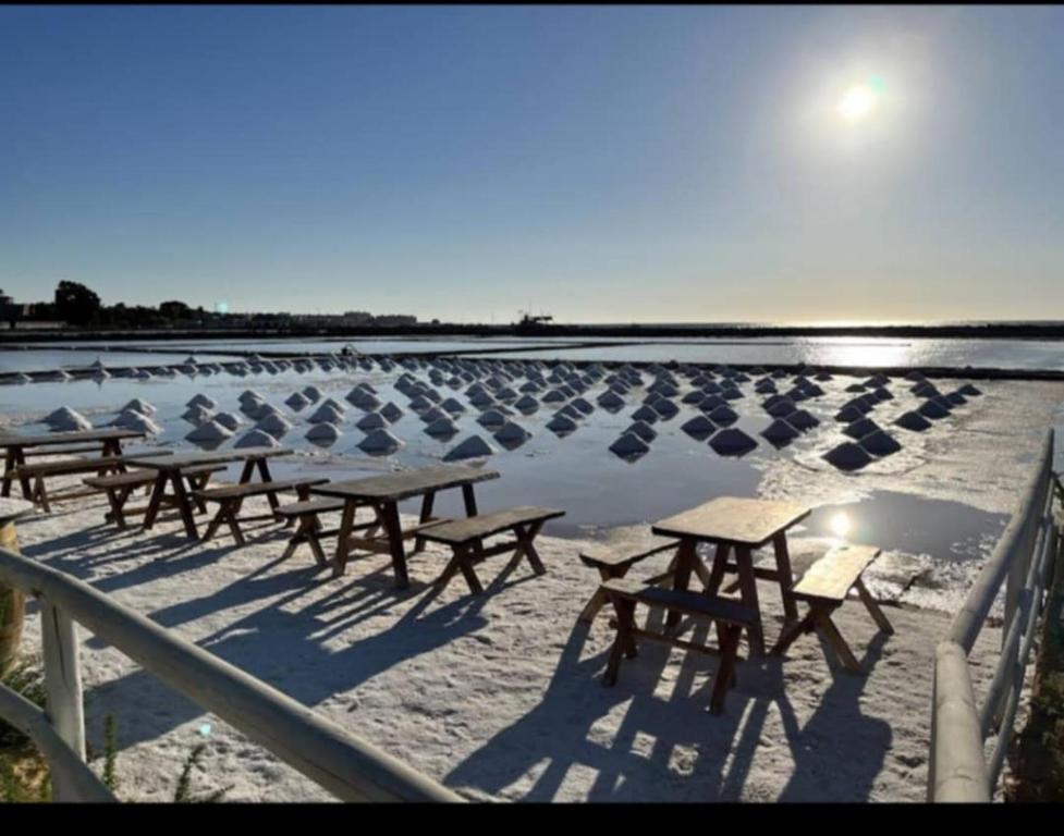 a row of picnic tables on the beach at Casa Vacanze Regina in Marsala