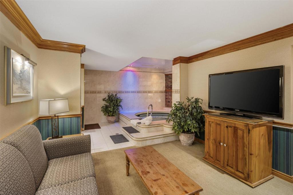 Best Western Fireside Inn - Northern Light Queen Suite Met Spabad En Open Haard - Niet-roken