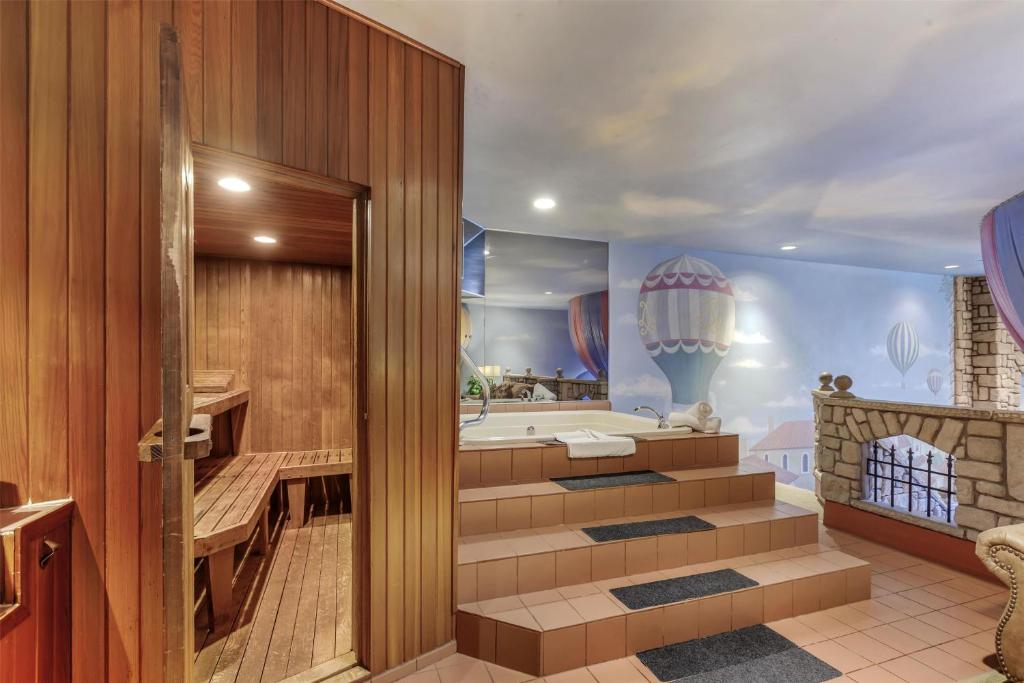 Best Western Fireside Inn - Flights Of Fantasy Queen Suite Met Spa Bad En Open Haard