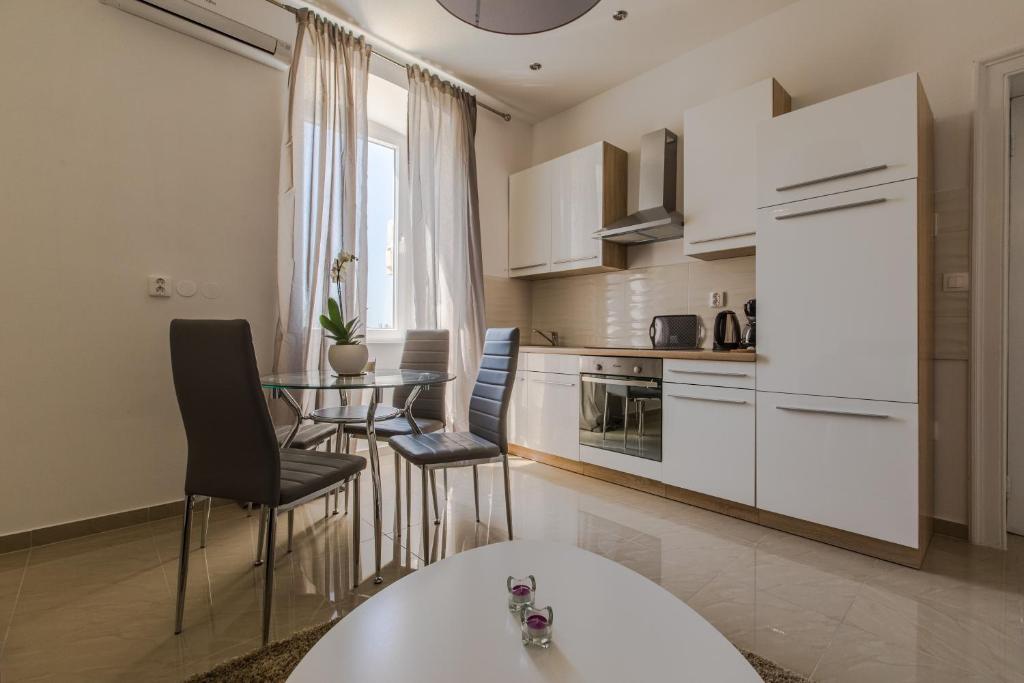 Captain Emo City Apartments - 1