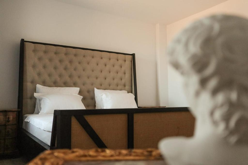 a woman looking at a bed in a hotel room at Konac Regesc in Eforie Sud