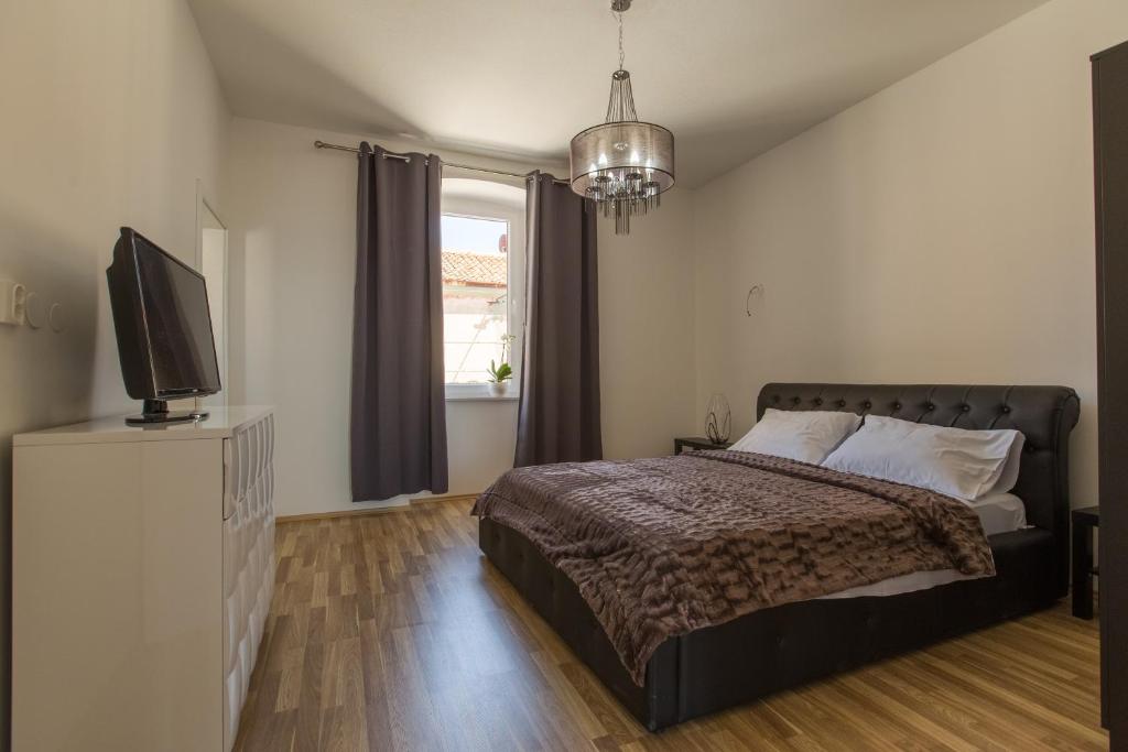 Captain Emo City Apartments - 10