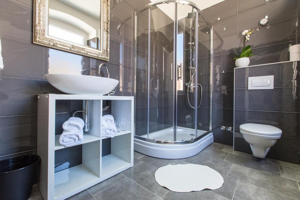 Captain Emo City Apartments - 12