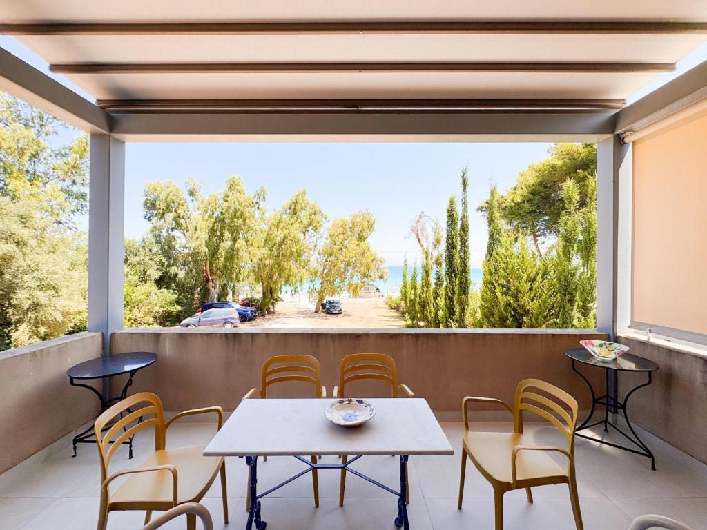 En balkon eller terrasse på eucalyptus--top floor beachfront apartment