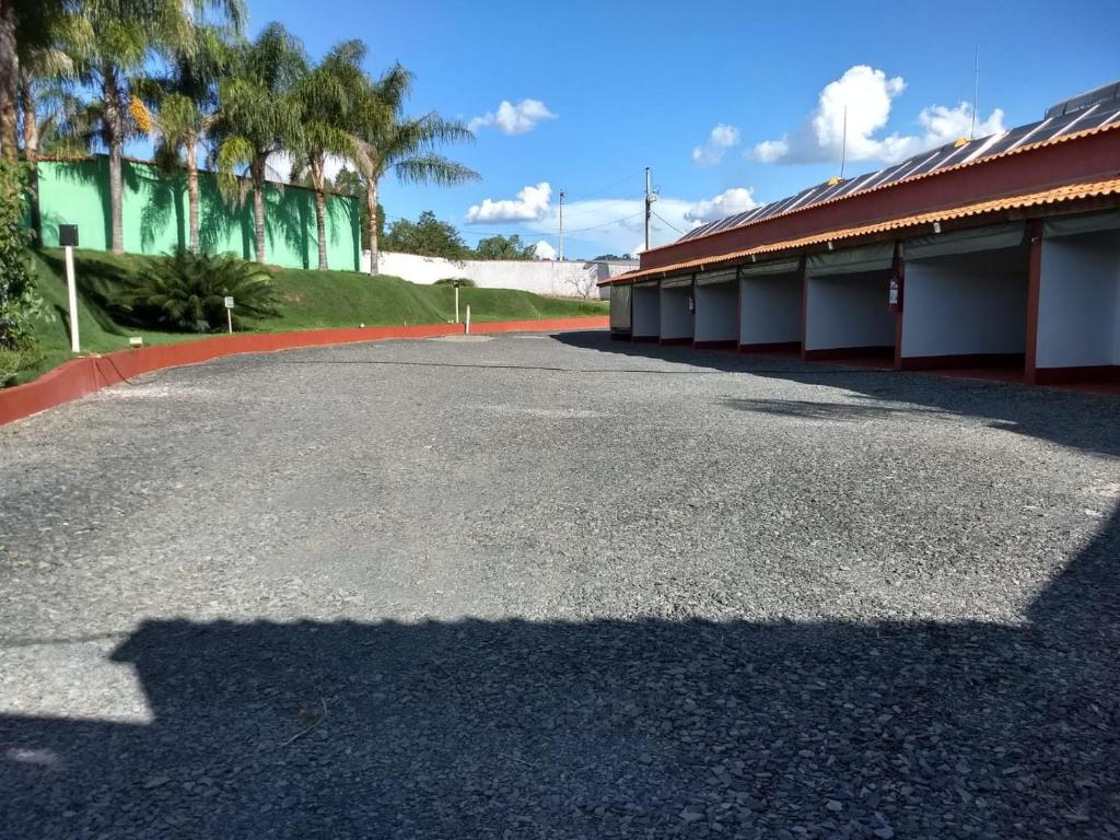 an empty parking lot in front of a building at Hotel e Motel Rarus in Igaratinga