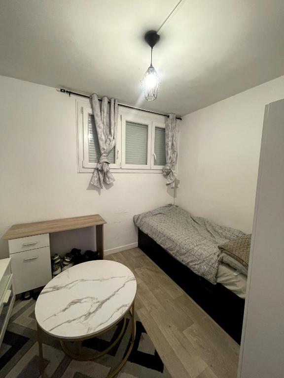 Ένα ή περισσότερα κρεβάτια σε δωμάτιο στο Cozy Furnished Studio near Paris, Quiet & Well-Located in Taverny