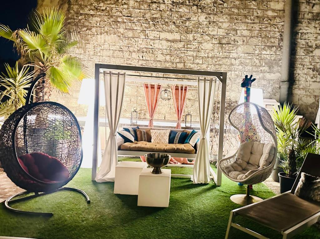 ein Wohnzimmer mit Sofa und Schaukel in der Unterkunft Private Rooftop Jacuzzi in La Celle-sous-Gouzon