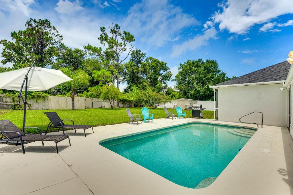 Bazén v ubytování Palm Coast Comfort Family Home with Lanai, Big Yard nebo v jeho okolí