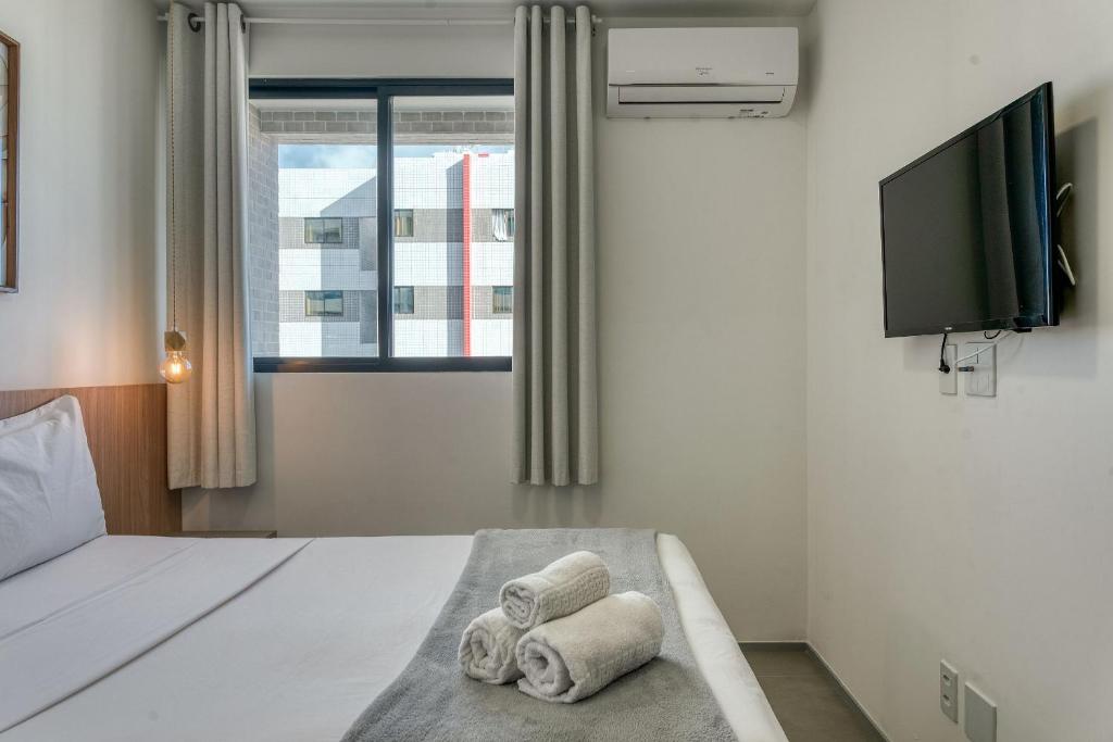 a hotel room with a bed with towels on it at Edificio Liv P.Verde Apto 906-Mandi Hospitalidade in Maceió