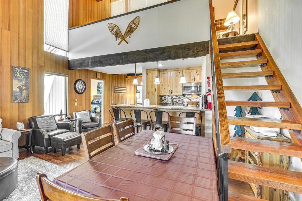 Η κουζίνα ή μικρή κουζίνα στο 2 Mi to Kings Beach Family Lake Tahoe Condo
