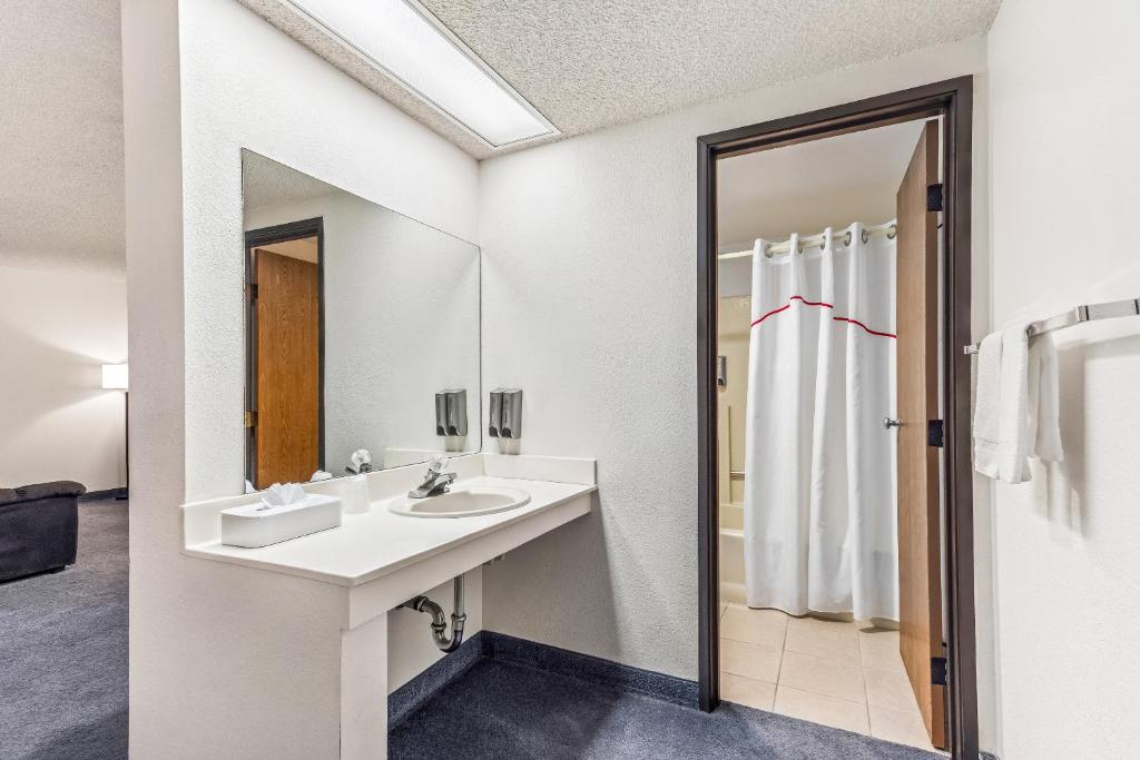 Red Roof Inn Ridgecrest photo
