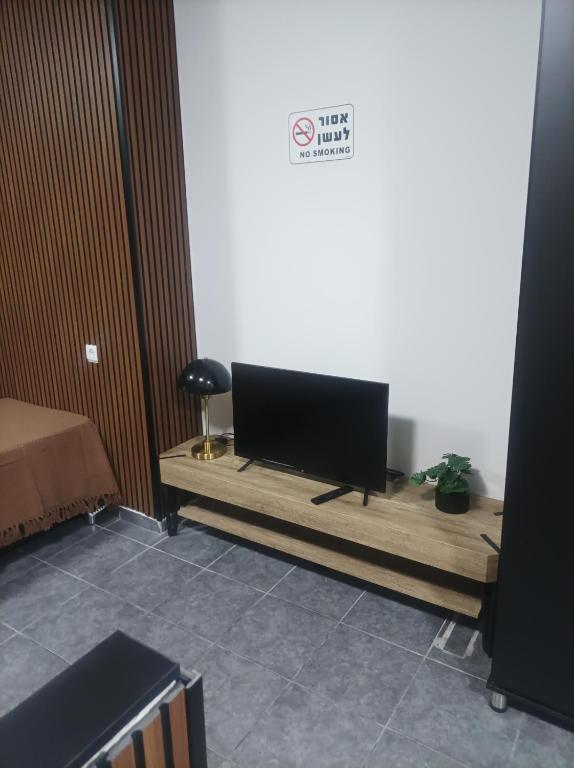 TV a/nebo společenská místnost v ubytování כּוֹכַב יָם