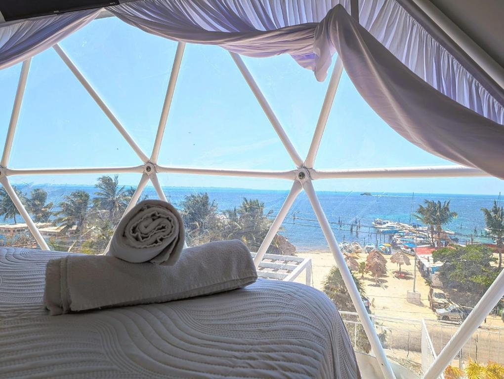 Posto letto in camera con vista sull'oceano. di Beachfront DOME with Oceanview & Sunrise - Near Ferry a Cancún