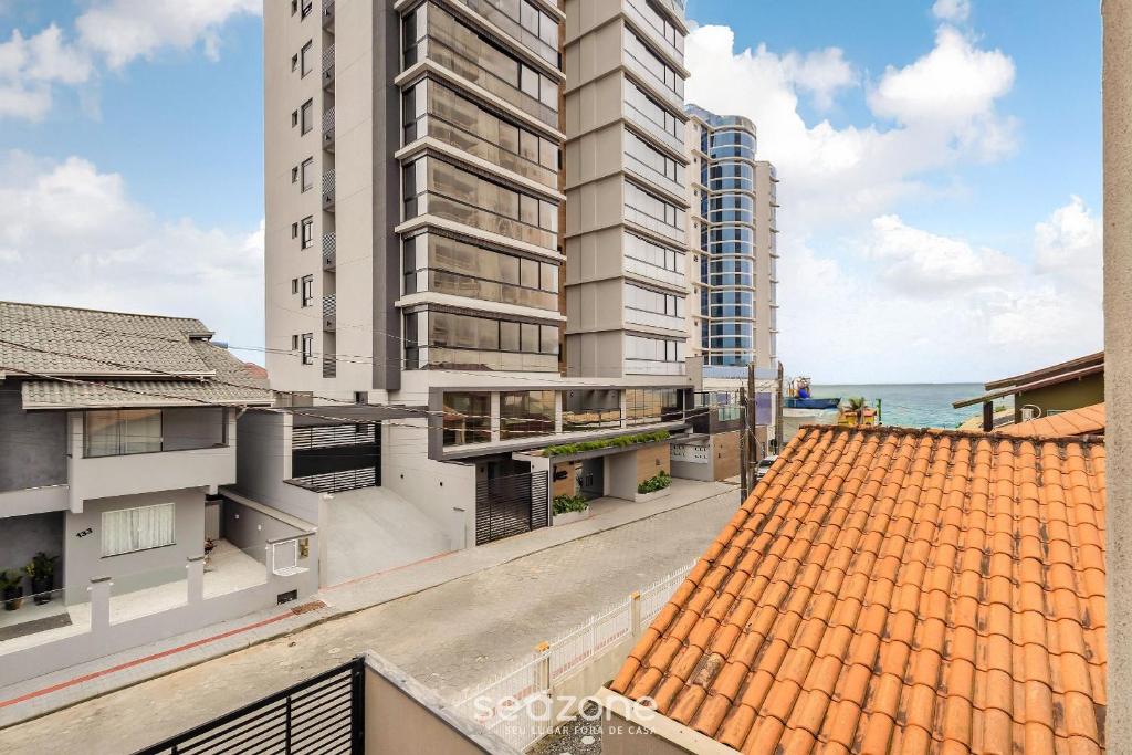 an apartment building with a view of the ocean at Apto com churrasqueira a 70m da Praia - MTA0201 in Barra Velha