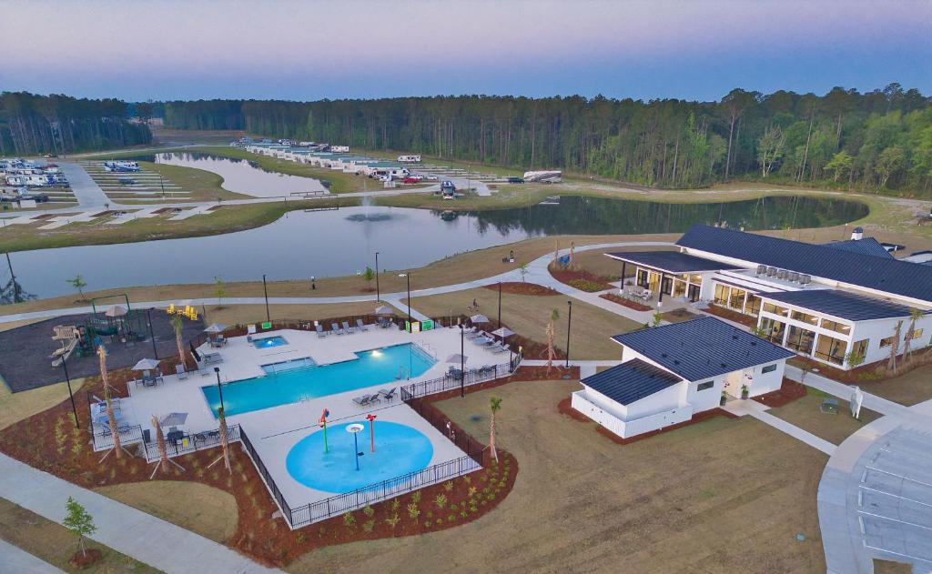 Una vista aérea de un complejo turístico con piscina. en Savannah Lakes RV Resort, en Hardeeville
