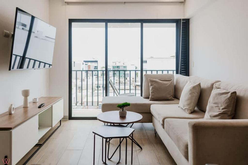 Ruang duduk di Sleek 2BR with Pool Gym Terrace in Magdalena