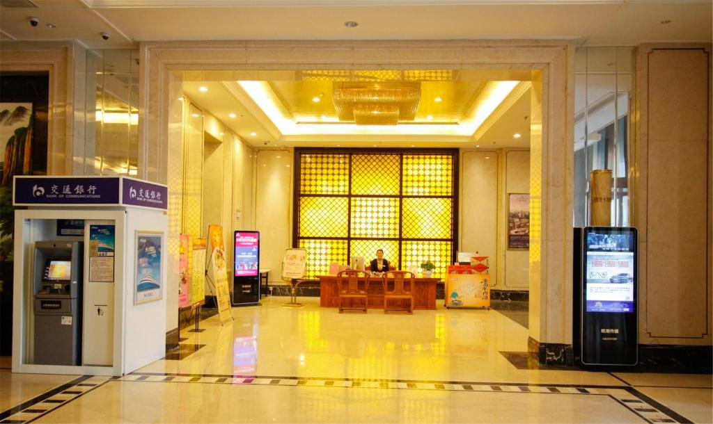 eine Lobby eines Einkaufszentrums mit einem Ticketautomaten in der Unterkunft GreenTree Eastern Anhui Huainan Guangchang Road Hotel in Huainan