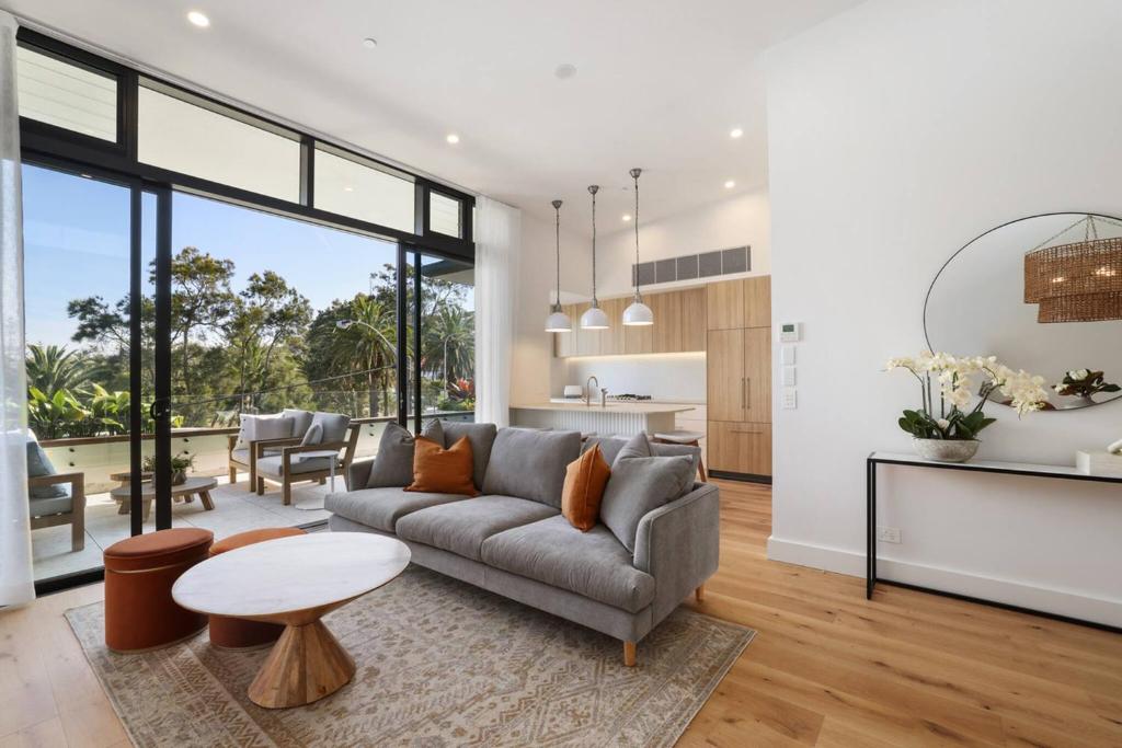 Photo inspiration: Fresh Look at Luxurious Penthouse Park Golf Course Ocean Views Collaroy Tarifs
