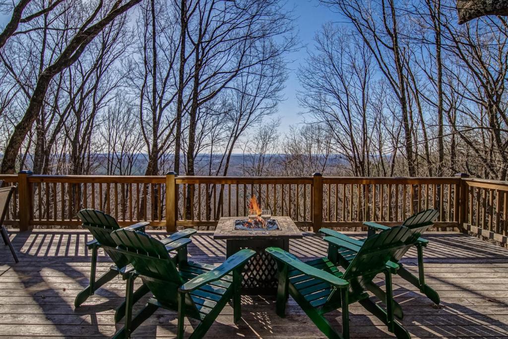 ジャスパーにあるGated Golf & Lake community - North GA Mountainsのデッキにテーブルと椅子が置かれたパティオ