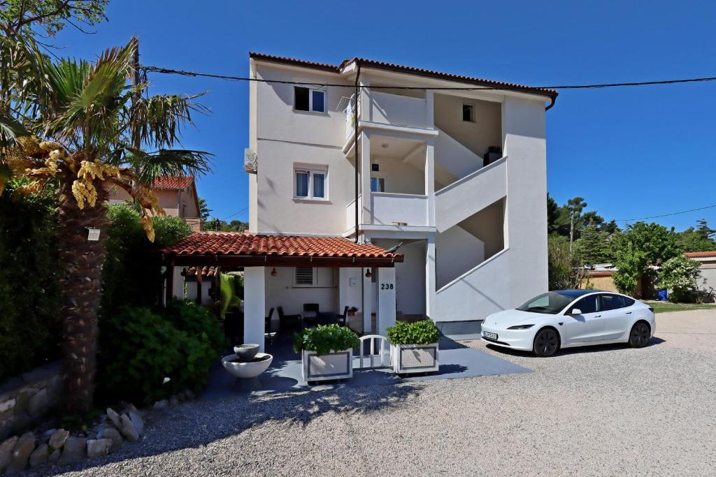 Apartments with parking space Palit, Rab - 24073