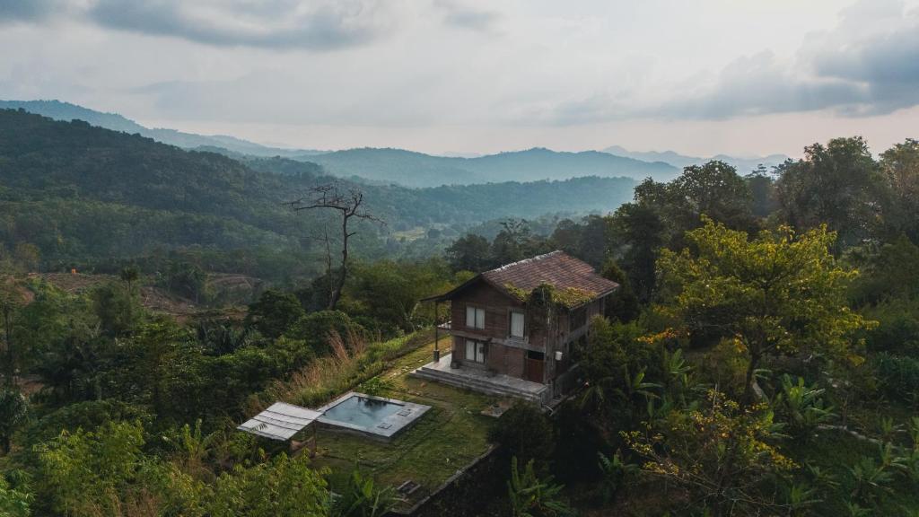 ein kleines Haus mitten im Wald in der Unterkunft Bukit Cottage in Labuan Bajo