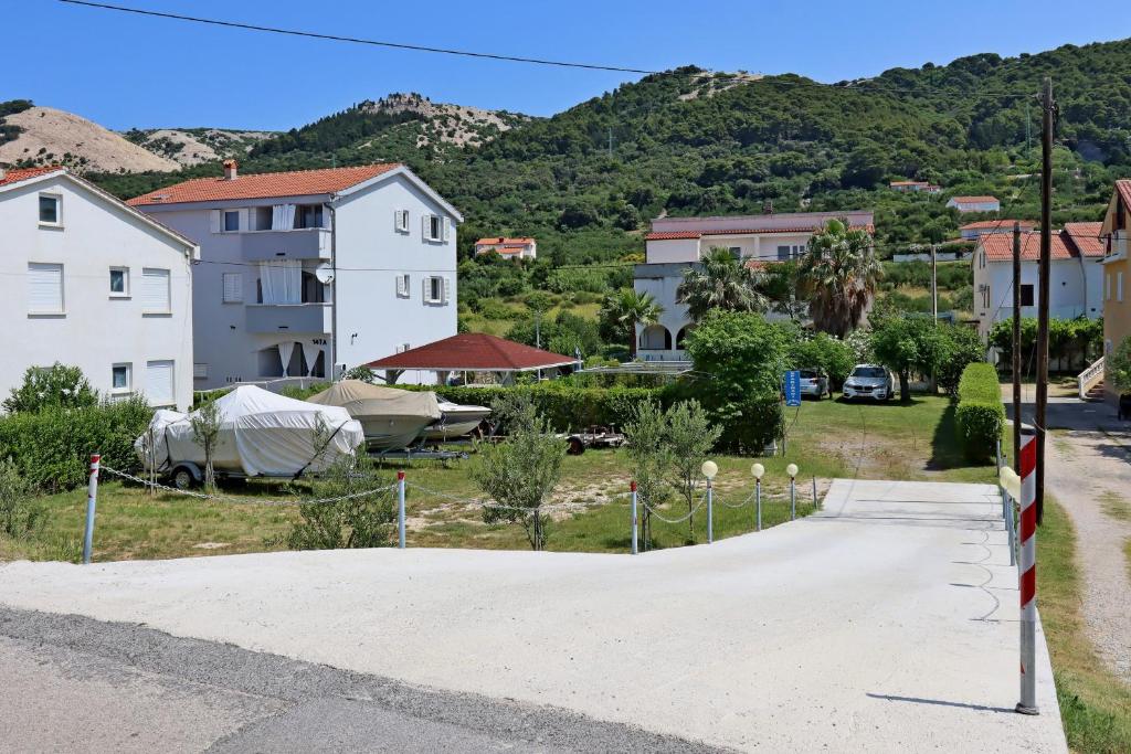 Apartments with parking space Barbat, Rab - 24547