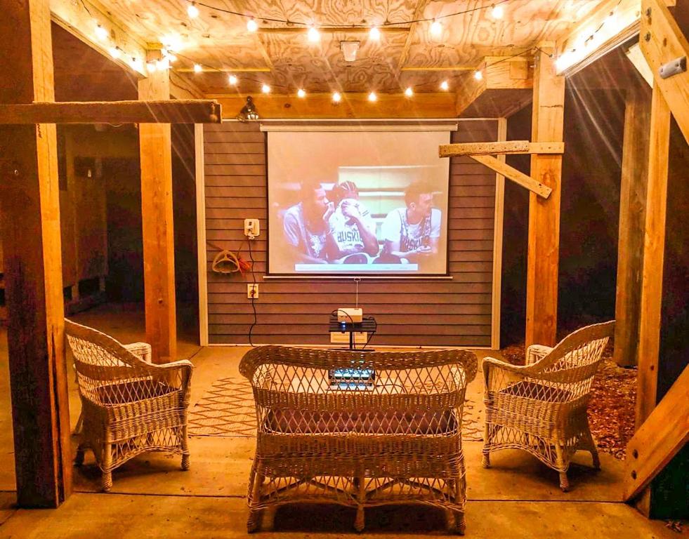 Μια τηλεόραση ή/και κέντρο ψυχαγωγίας στο 5036 - Sounds Great