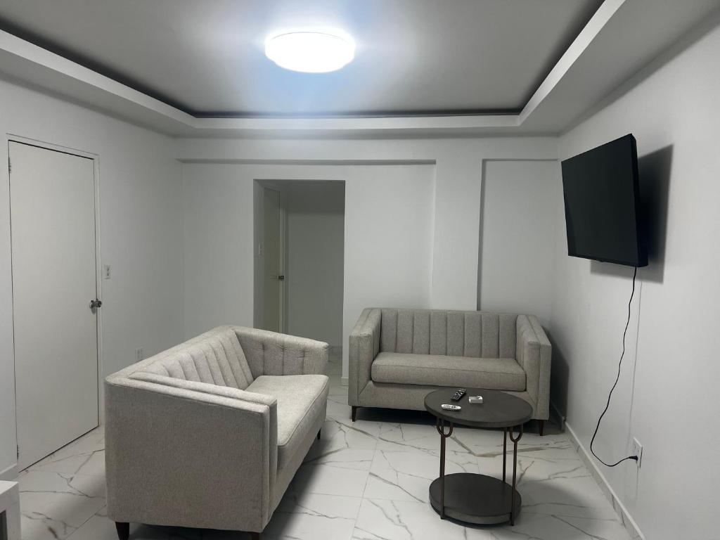 a living room with a couch and a tv at Tanki flip Property 2 in Noord