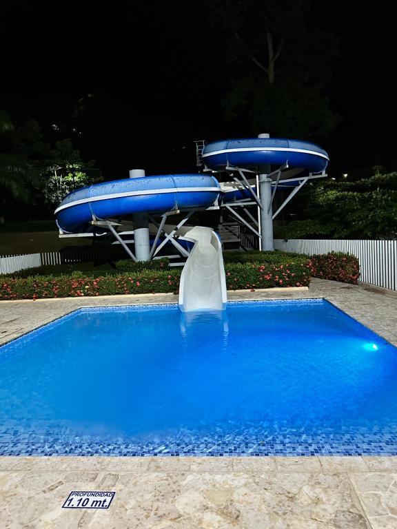 La alberca dentro o cerca de occidente colonial santa fe de Antioquia tipo resort Aparta sol tobogán kanaloa parque acuático