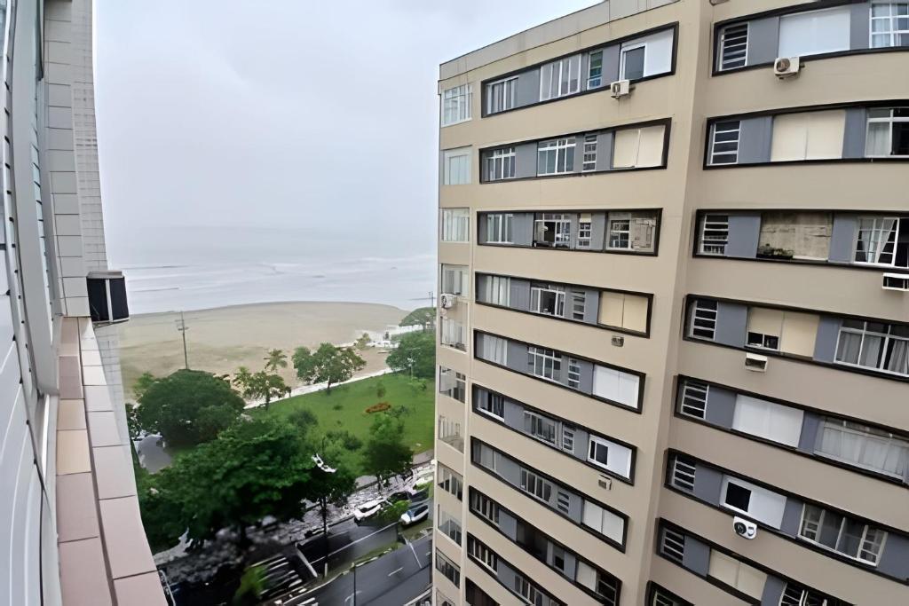 a view of the ocean from a building at Seu Refúgio em Santos, Pé na Areia in Santos