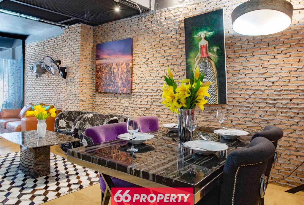Un comedor con una mesa y sillas moradas. en Chic Townhouse in Old City, en Chiang Mai